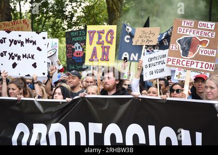 Mars officiel des droits des animaux, Londres, 2018. Des militants végétaliens défilent dans la capitale du Royaume-Uni le 25 août 2018 Banque D'Images