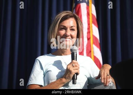 Des Moines, Iowa, États-Unis. 15 août 2023. Le gouverneur Kim Reynolds organise ses Fair-Side chats à la foire de l'État de l'Iowa en 2023 à des Moines, Iowa. (Image de crédit : © Gage Skidmore/ZUMA Press Wire) USAGE ÉDITORIAL SEULEMENT! Non destiné à UN USAGE commercial ! Banque D'Images