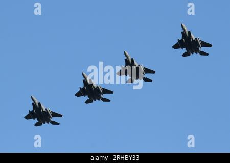 Formation du 48th FW F-15E Strike Eagles au-dessus de leur base d'attache à la RAF Lakenheath. Banque D'Images