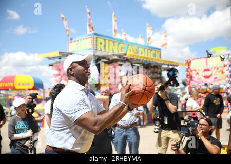 Des Moines, Iowa, États-Unis. 15 août 2023. Le sénateur américain Tim Scott joue au basket-ball à la foire de l'État de l'Iowa 2023 à des Moines, Iowa. (Image de crédit : © Gage Skidmore/ZUMA Press Wire) USAGE ÉDITORIAL SEULEMENT! Non destiné à UN USAGE commercial ! Banque D'Images