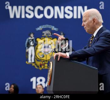 Milwaukee, Wisconsin, États-Unis. 15 août 2023. LE PRÉSIDENT JOE BIDEN prononce une allocution à Ingeteam Inc. À Milwaukee, Wisconsin, le mardi 15 août 2023. Il a pris la parole la veille du premier anniversaire de la Loi sur la réduction de l'inflation. Ingeteam a annoncé des plans pour augmenter la production de chargeurs de véhicules électriques. L'administration Biden a pour objectif de construire un réseau de 500 000 chargeurs de véhicules électriques le long des autoroutes du pays. Selon le bureau de presse de la Maison Blanche, le thème du président était "comment Bidenomics investit en Amérique pour faire croître l'économie du milieu vers le haut et de bas en haut, pas du haut Banque D'Images