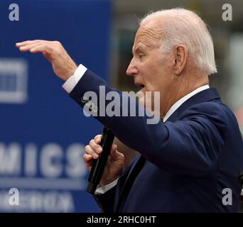 Milwaukee, Wisconsin, États-Unis. 15 août 2023. LE PRÉSIDENT JOE BIDEN prononce une allocution à Ingeteam Inc. À Milwaukee, Wisconsin, le mardi 15 août 2023. Il a pris la parole la veille du premier anniversaire de la Loi sur la réduction de l'inflation. Ingeteam a annoncé des plans pour augmenter la production de chargeurs de véhicules électriques. L'administration Biden a pour objectif de construire un réseau de 500 000 chargeurs de véhicules électriques le long des autoroutes du pays. Selon le bureau de presse de la Maison Blanche, le thème du président était "comment Bidenomics investit en Amérique pour faire croître l'économie du milieu vers le haut et de bas en haut, pas du haut Banque D'Images