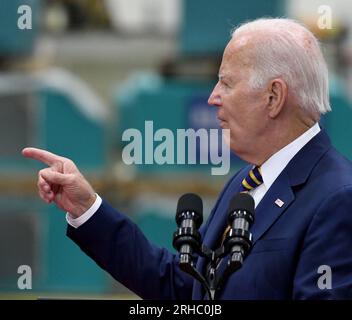 Milwaukee, Wisconsin, États-Unis. 15 août 2023. LE PRÉSIDENT JOE BIDEN prononce une allocution à Ingeteam Inc. À Milwaukee, Wisconsin, le mardi 15 août 2023. Il a pris la parole la veille du premier anniversaire de la Loi sur la réduction de l'inflation. Ingeteam a annoncé des plans pour augmenter la production de chargeurs de véhicules électriques. L'administration Biden a pour objectif de construire un réseau de 500 000 chargeurs de véhicules électriques le long des autoroutes du pays. Selon le bureau de presse de la Maison Blanche, le thème du président était "comment Bidenomics investit en Amérique pour faire croître l'économie du milieu vers le haut et de bas en haut, pas du haut Banque D'Images