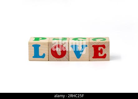 Cubes en bois pour enfants avec des lettres bleues, rouges et vertes avec le mot Love couché côte à côte. Isoler. Photo de haute qualité. Banque D'Images