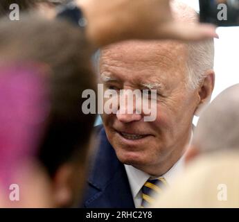 Milwaukee, Wisconsin, États-Unis. 15 août 2023. LE PRÉSIDENT JOE BIDEN salue les gens après avoir prononcé un discours à Ingeteam Inc. À Milwaukee, Wisconsin, le mardi 15 août 2023. Il a pris la parole la veille du premier anniversaire de la Loi sur la réduction de l'inflation. Ingeteam a annoncé des plans pour augmenter la production de chargeurs de véhicules électriques. L'administration Biden a pour objectif de construire un réseau de 500 000 chargeurs de véhicules électriques le long des autoroutes du pays. Selon le bureau de presse de la Maison Blanche, le thème du président était « Comment Bidenomics investit en Amérique pour faire croître l'économie du milieu au milieu et au milieu Banque D'Images