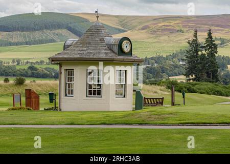 Gleneagles, Écosse, Royaume-Uni - 13 août 2023 - petit bâtiment hexagonal sur le parcours de golf Glen Eagles Banque D'Images