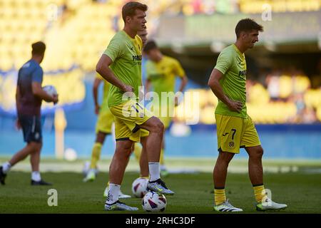 Alexander Sorloth (Villarreal CF, #11) et Gerard Moreno (Villarreal CF, #7) se réchauffent avant le match de LaLiga entre Villarreal CF et Real Beti Banque D'Images