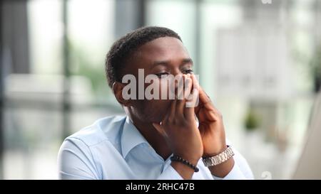 Portrait de pensif authentique homme afro-américain regardant l'ordinateur Banque D'Images