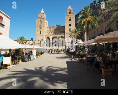 La place de Cefalu, montrant la façade de la cathédrale ou Duomo di Cefalu. Banque D'Images