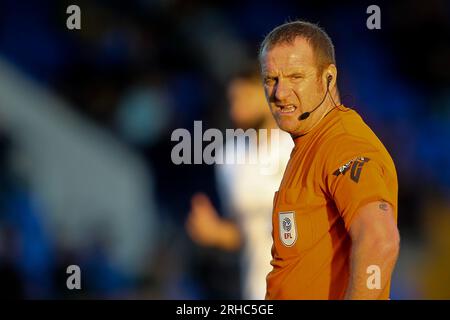 Birkenhead, Royaume-Uni. 15 août 2023. L'arbitre Lee Swabey regarde. EFL Skybet football League Two Match, Tranmere Rovers v Harrogate Town à Prenton Park, Birkenhead, Wirral le mardi 15 août 2023. Cette image ne peut être utilisée qu'à des fins éditoriales. Usage éditorial uniquement, .pic par Chris Stading/ crédit : Andrew Orchard photographie sportive/Alamy Live News Banque D'Images