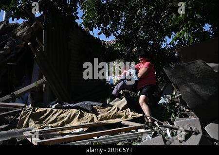 Ukraine. 14 août 2023. ZAPORIZHZHIA REGION, UKRAINE - AUUST 14, 2023 - Suite à une attaque de missile par les troupes russes sur un secteur résidentiel privé dans le village de Stepne, région de Zaporizhzhia, sud-est de l'Ukraine Credit : UKRINFORM/Alamy Live News Banque D'Images