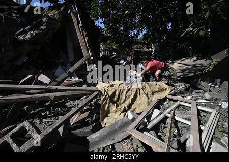 Ukraine. 14 août 2023. ZAPORIZHZHIA REGION, UKRAINE - AUUST 14, 2023 - Suite à une attaque de missile par les troupes russes sur un secteur résidentiel privé dans le village de Stepne, région de Zaporizhzhia, sud-est de l'Ukraine Credit : UKRINFORM/Alamy Live News Banque D'Images