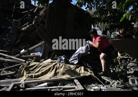 Ukraine. 14 août 2023. ZAPORIZHZHIA REGION, UKRAINE - AUUST 14, 2023 - Suite à une attaque de missile par les troupes russes sur un secteur résidentiel privé dans le village de Stepne, région de Zaporizhzhia, sud-est de l'Ukraine Credit : UKRINFORM/Alamy Live News Banque D'Images