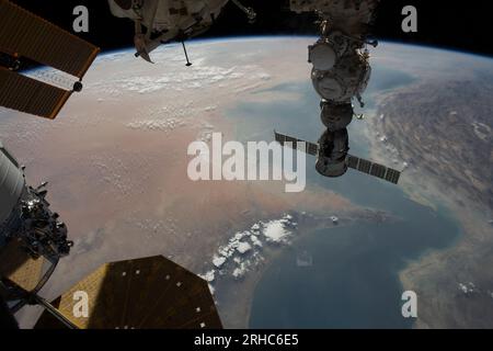 Golfe Persique. 14 août 2023. Le détroit d'Ormuz (en bas à gauche) relie le golfe d'Oman au golfe Persique sur cette photographie de la Station spatiale internationale alors qu'il orbitait à 262 miles au-dessus du sud-ouest de l'Iran. Au premier plan à droite, se trouve le cargo spatial Northrop Grumman Cygnus et l'un de ses panneaux solaires UltraFlex en forme de cymbale. Crédit : NASA Earth/ZUMA Press Wire/ZUMAPRESS.com/Alamy Live News Banque D'Images