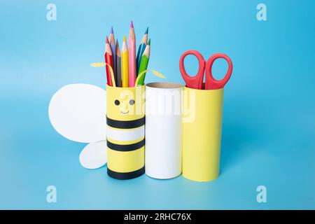 Porte-crayon fait maison, concept d'artisanat de rouleau de papier toilette pour enfant et jardin d'enfants, DIY, tutoriel, jouet d'abeille Banque D'Images