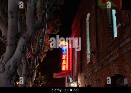 San Francisco, Californie, États-Unis. 6 novembre 2015. Une enseigne au néon avec un Martini pour un bar et salon au Fisherman's Wharf à San Francisco. (Image de crédit : © Ian L. Sitren/ZUMA Press Wire) USAGE ÉDITORIAL SEULEMENT! Non destiné à UN USAGE commercial ! Banque D'Images