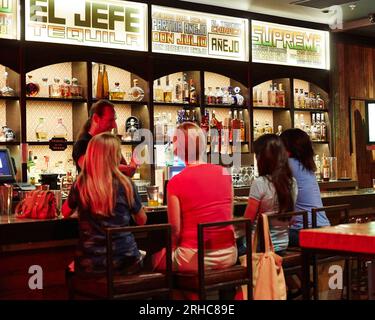 Palm Springs, Californie, États-Unis. 23 octobre 2014. Le bar El Jefe Tequila de l'hôtel Saguaro à Palm Springs. (Image de crédit : © Ian L. Sitren/ZUMA Press Wire) USAGE ÉDITORIAL SEULEMENT! Non destiné à UN USAGE commercial ! Banque D'Images