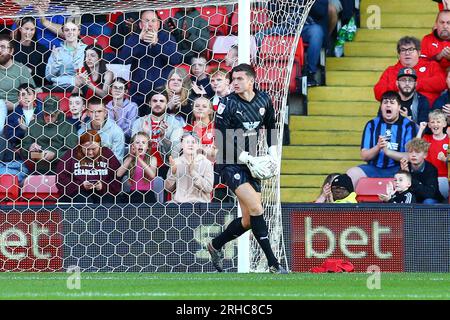 Oakwell Stadium, Barnsley, Angleterre - 15 août 2023 Liam Roberts Goalkeeper of Barnsley - pendant le match Barnsley v Peterborough United, Sky Bet League One, 2023/24, Oakwell Stadium, Barnsley, Angleterre - 15 août 2023 crédit : Arthur Haigh/WhiteRosePhotos/Alamy Live News Banque D'Images