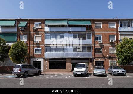 vues de la façade d'un immeuble résidentiel urbain simple sur une rue avec parking batterie Banque D'Images
