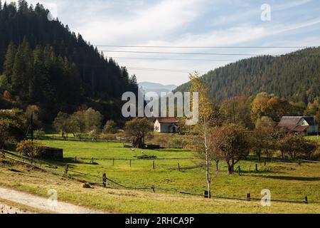 bel après-midi d'automne dans les montagnes. Banque D'Images