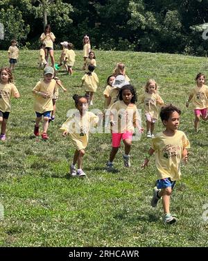 Park Slope Day Camp enfants jouant à Prospect Park, pendant les vacances scolaires d'été à Brooklyn, New York. Banque D'Images