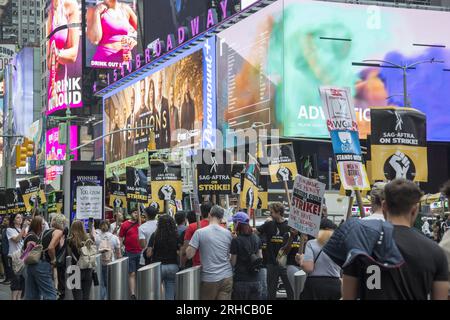 New York City : la grève se poursuit parmi les Writers Guild of America et les membres du syndicat SAG-AFTRA avec des lignes de piquetage dans plusieurs endroits de Manhattan. Les membres du syndicat manifestent le long de Broadway à Times Square, paralysant l'industrie du divertissement. Banque D'Images