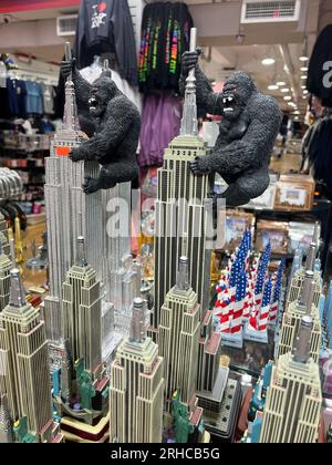 Empire State Building avec King Kong dans un magasin de souvenirs du centre-ville de Manhattan, New York. Banque D'Images