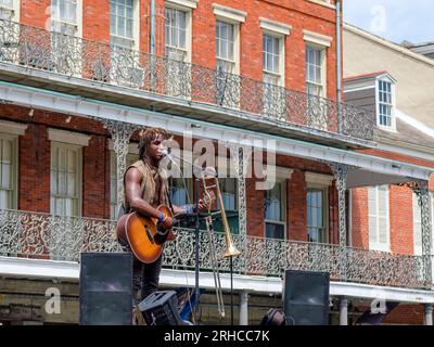 LA NOUVELLE-ORLÉANS, LA, États-Unis - 2 AVRIL 2023 : musicien country connu sous le nom de Maurice The Music chante et joue de la guitare sur son camion dans le quartier français Banque D'Images