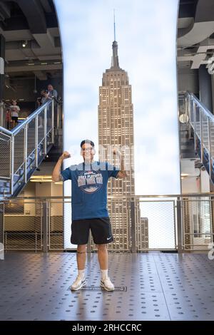 Larissa Pacheco (bleue) et Olena Kolesnyk (noire), demi-finalistes du PFL poids plume féminin, lors d'un tournoi éliminatoire du Championnat du monde PFL, et visiteront l'Empire State Building à New York le mardi 15 août. Ils s'affronteront le 18 août 2023 au Theater at Madison Square Garden. Les vainqueurs de chaque combat de Playoff avanceront au Championnat du monde PFL et auront la chance de gagner 1 millions de dollars et de remporter l’or PFL. (Photo de Vanessa Carvalho) crédit : Brazil photo Press/Alamy Live News Banque D'Images