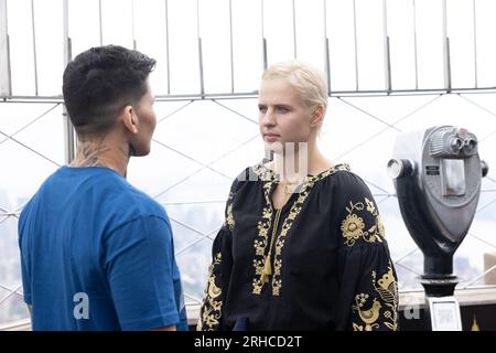 Larissa Pacheco (bleue) et Olena Kolesnyk (noire), demi-finalistes du PFL poids plume féminin, lors d'un tournoi éliminatoire du Championnat du monde PFL, et visiteront l'Empire State Building à New York le mardi 15 août. Ils s'affronteront le 18 août 2023 au Theater at Madison Square Garden. Les vainqueurs de chaque combat de Playoff avanceront au Championnat du monde PFL et auront la chance de gagner 1 millions de dollars et de remporter l’or PFL. (Photo de Vanessa Carvalho) crédit : Brazil photo Press/Alamy Live News Banque D'Images