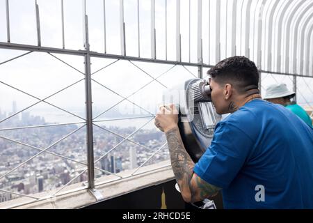 Larissa Pacheco (bleue) et Olena Kolesnyk (noire), demi-finalistes du PFL poids plume féminin, lors d'un tournoi éliminatoire du Championnat du monde PFL, et visiteront l'Empire State Building à New York le mardi 15 août. Ils s'affronteront le 18 août 2023 au Theater at Madison Square Garden. Les vainqueurs de chaque combat de Playoff avanceront au Championnat du monde PFL et auront la chance de gagner 1 millions de dollars et de remporter l’or PFL. (Photo de Vanessa Carvalho) crédit : Brazil photo Press/Alamy Live News Banque D'Images