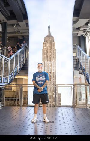 Larissa Pacheco (bleue) et Olena Kolesnyk (noire), demi-finalistes du PFL poids plume féminin, lors d'un tournoi éliminatoire du Championnat du monde PFL, et visiteront l'Empire State Building à New York le mardi 15 août. Ils s'affronteront le 18 août 2023 au Theater at Madison Square Garden. Les vainqueurs de chaque combat de Playoff avanceront au Championnat du monde PFL et auront la chance de gagner 1 millions de dollars et de remporter l’or PFL. (Photo de Vanessa Carvalho) crédit : Brazil photo Press/Alamy Live News Banque D'Images