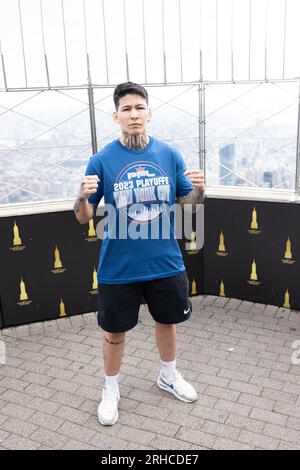 Larissa Pacheco (bleue) et Olena Kolesnyk (noire), demi-finalistes du PFL poids plume féminin, lors d'un tournoi éliminatoire du Championnat du monde PFL, et visiteront l'Empire State Building à New York le mardi 15 août. Ils s'affronteront le 18 août 2023 au Theater at Madison Square Garden. Les vainqueurs de chaque combat de Playoff avanceront au Championnat du monde PFL et auront la chance de gagner 1 millions de dollars et de remporter l’or PFL. (Photo de Vanessa Carvalho) crédit : Brazil photo Press/Alamy Live News Banque D'Images