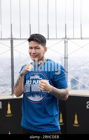 Larissa Pacheco (bleue) et Olena Kolesnyk (noire), demi-finalistes du PFL poids plume féminin, lors d'un tournoi éliminatoire du Championnat du monde PFL, et visiteront l'Empire State Building à New York le mardi 15 août. Ils s'affronteront le 18 août 2023 au Theater at Madison Square Garden. Les vainqueurs de chaque combat de Playoff avanceront au Championnat du monde PFL et auront la chance de gagner 1 millions de dollars et de remporter l’or PFL. (Photo de Vanessa Carvalho) crédit : Brazil photo Press/Alamy Live News Banque D'Images