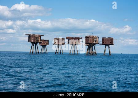 Whitstable, Royaume-Uni. 15 août 2023. Les forts Maunsell vus à distance. Ils ont appelé Red Sands forts. Même de loin, leur forme rouillée et mauvaise est visible. Les forts Maunsell sont des tours armées construites sur la Tamise et les estuaires de Mersey pendant la Seconde Guerre mondiale pour défendre le Royaume-Uni. Ils ont été construits 1942 - 1943 pour la défense anti-aérienne et pour rapporter à Londres sur l'avion allemand. Ils portent tous le nom du designer Guy Maunsell. Crédit : SOPA Images Limited/Alamy Live News Banque D'Images