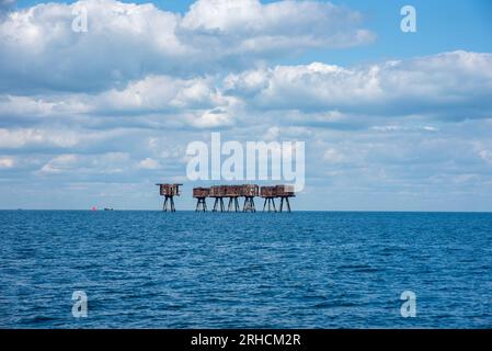 Whitstable, Royaume-Uni. 15 août 2023. Les forts Maunsell vus à distance. Ils ont appelé Red Sands forts. Même de loin, leur forme rouillée et mauvaise est visible. Les forts Maunsell sont des tours armées construites sur la Tamise et les estuaires de Mersey pendant la Seconde Guerre mondiale pour défendre le Royaume-Uni. Ils ont été construits 1942 - 1943 pour la défense anti-aérienne et pour rapporter à Londres sur l'avion allemand. Ils portent tous le nom du designer Guy Maunsell. Crédit : SOPA Images Limited/Alamy Live News Banque D'Images