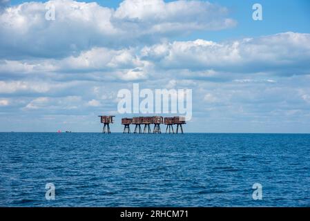 Whitstable, Royaume-Uni. 15 août 2023. Les forts Maunsell vus à distance. Ils ont appelé Red Sands forts. Même de loin, leur forme rouillée et mauvaise est visible. Les forts Maunsell sont des tours armées construites sur la Tamise et les estuaires de Mersey pendant la Seconde Guerre mondiale pour défendre le Royaume-Uni. Ils ont été construits 1942 - 1943 pour la défense anti-aérienne et pour rapporter à Londres sur l'avion allemand. Ils portent tous le nom du designer Guy Maunsell. (Photo Krisztian Elek/SOPA Images/Sipa USA) crédit : SIPA USA/Alamy Live News Banque D'Images