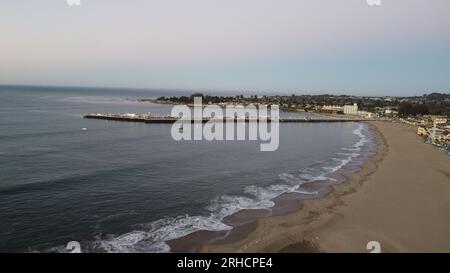 Warf et Beach avec Foggy Sky Banque D'Images