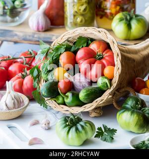 Une corne d'osier remplie de divers fruits et légumes fraîchement récoltés. Banque D'Images