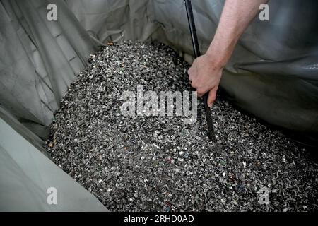 Berlin, Allemagne. 31 juillet 2023. Je me suis penché sur une poubelle de disques durs déchiquetés chez Interzero Product cycle, une installation de remise à neuf d'équipements électroniques. De plus en plus de fournisseurs se spécialisent dans la remise à neuf, l’achat d’appareils usagés, leur remise à neuf et leur revente. (À dpa-Korr: "De l'ancien au nouveau - quand les smartphones ont une seconde vie") crédit : Britta Pedersen/dpa/Alamy Live News Banque D'Images