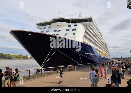 Le paquebot haut de gamme de croisière Spirit of Discovery en escale sur la Garonne dans le port de Bordeaux. Construit en 2019 par le chasseur Meyer Banque D'Images