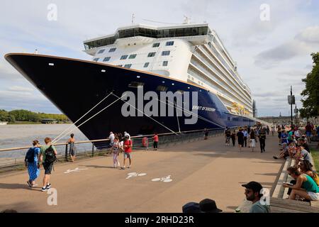 Le paquebot haut de gamme de croisière Spirit of Discovery en escale sur la Garonne dans le port de Bordeaux. Construit en 2019 par le chasseur Meyer Banque D'Images