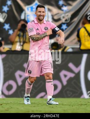 Lionel Messi sourit après avoir célébré un but portant un kit de football Inter Miami rose. Banque D'Images