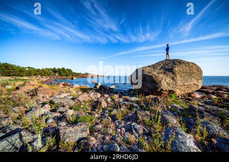 Debout sur un gros rocher sur les îles Äggskär, Porvoo, Finlande Banque D'Images