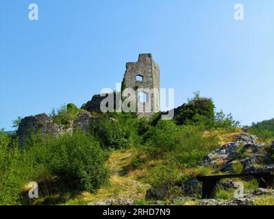 Ruines du château de Vipava avec la végétation arbustive et chemin menant au château dans la région littoral de Slovénie Banque D'Images