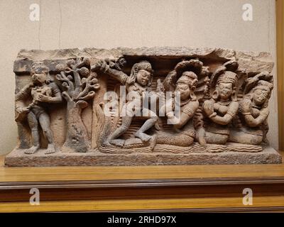 Krishna dansant sur Kāliya soumis et ses femmes demandant à Krishna sa miséricorde. D'une Bhagavata Purana. Bhubaneshwar, 7e siècle AD. Banque D'Images