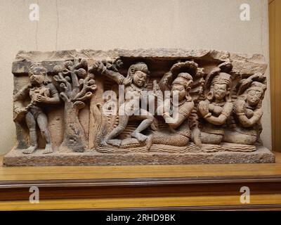 Krishna dansant sur Kāliya soumis et ses femmes demandant à Krishna sa miséricorde. D'une Bhagavata Purana. Bhubaneshwar, 7e siècle AD. Banque D'Images