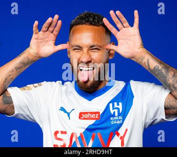 Riyad, Arabie saoudite. 15 août 2023. Sur une photo publiée par le club saoudien de football Al-Hilal le 15 août 2023, le footballeur brésilien Neymar da Silva Santos Júnior, connu sous le nom de Neymar Júnior, pose avec le maillot bleu Al-Hilal à Riyad, au Royaume d'Arabie saoudite. Photo Balkis Press/ABACAPRESS.COM crédit : Abaca Press/Alamy Live News Banque D'Images