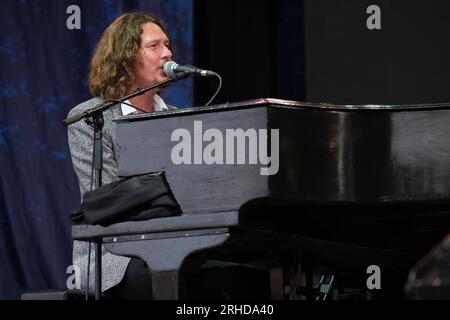 Adam Wakeman de Wilson et Wakeman jouant à la convention de Fairports Cropredy. 10 août 2023 Banque D'Images