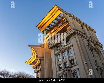 Montpellier, France - 01 05 2023 : vue de paysage urbain au coucher du soleil de l'architecture contemporaine par Ricardo Bofill dans le quartier moderne d'Antigone Banque D'Images